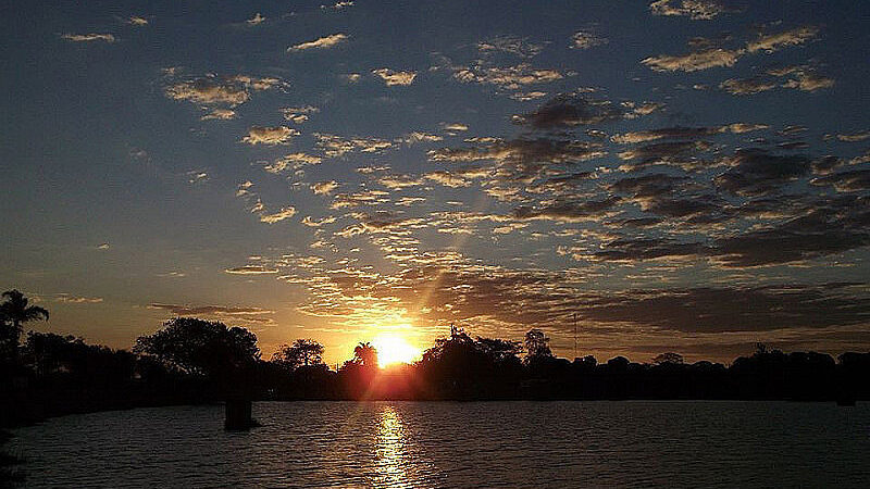 Sol aparece entre nuvens e chove rápido à tarde e à noite em Dourados