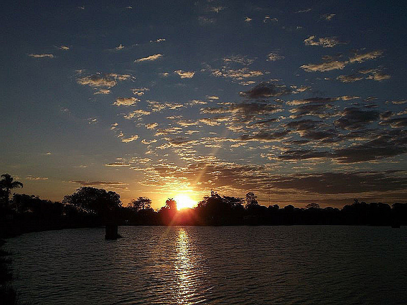 Sol aparece entre nuvens e chove rápido à tarde e à noite em Dourados