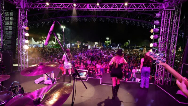 Patrícia & Adriana lotam Praça Antônio João e animam grande público no Natal Encantado