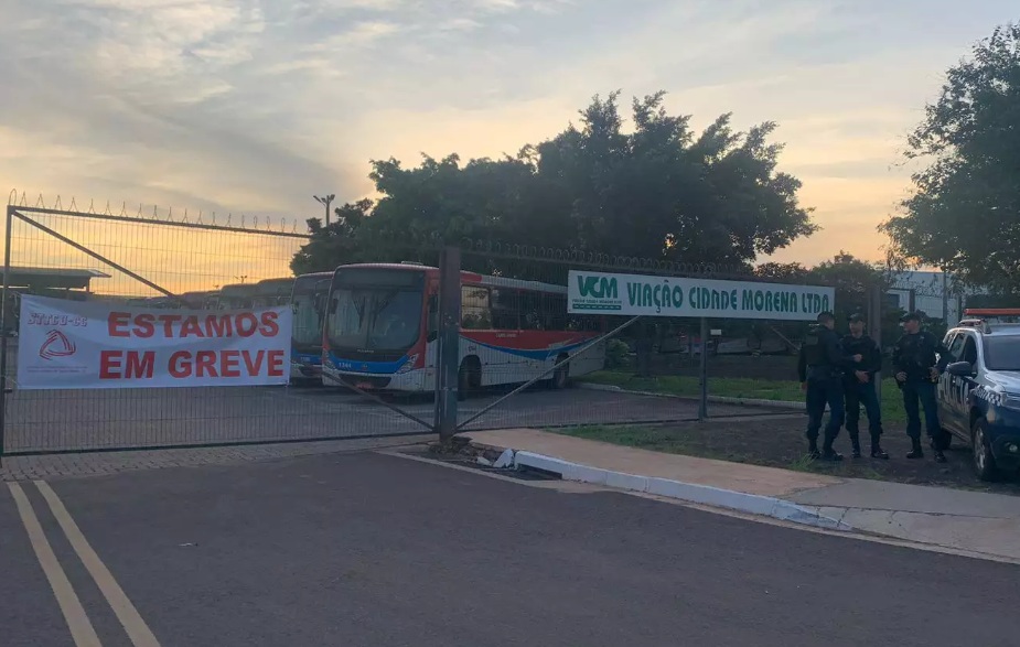Prefeita dá calote de R$ 39 mi, ônibus param e TRT manda motorista sem salário suspender greve