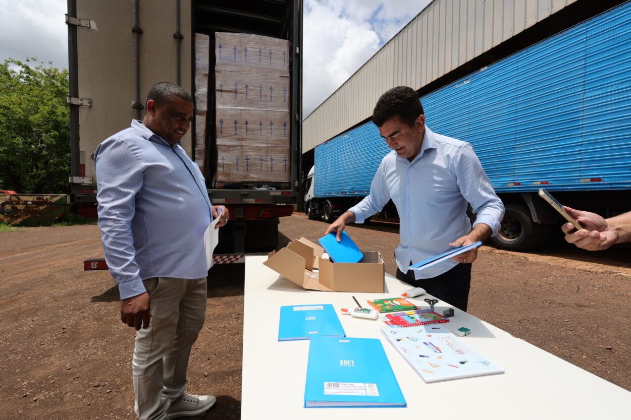 Prefeitura recebe kits escolares para 2026 e inaugura nova era na Educação de Dourados 