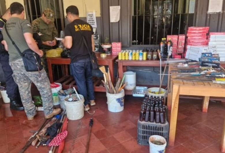 Operação apreende armas, bebidas e drogas em presídio