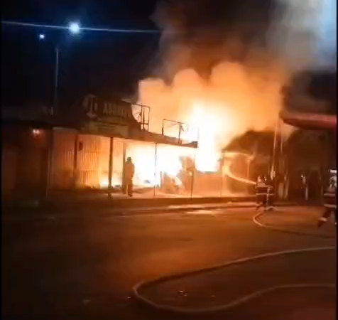 Polícia investiga incêndio que destruiu 4 boxes entre Ponta Porã e Pedro Juan