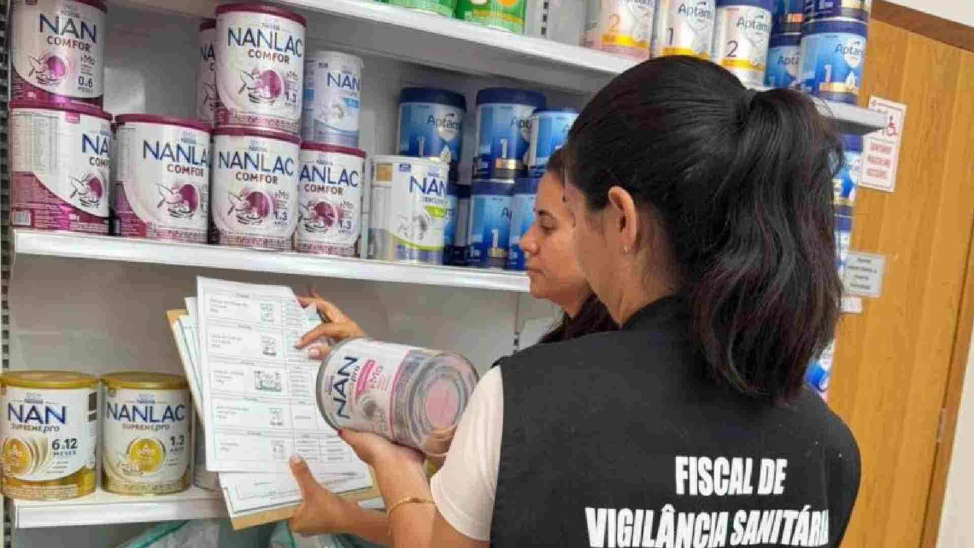 Bebê internada após consumo de fórmula proibida está com suspeita de meningite