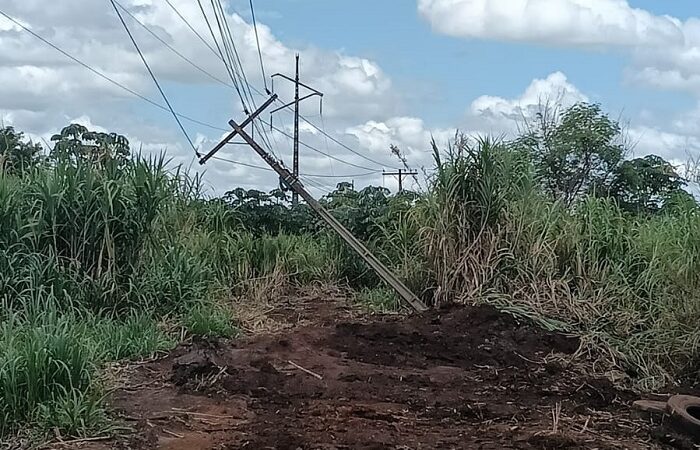 Prefeitura dá suporte para substituição de poste no Parque das Nações II