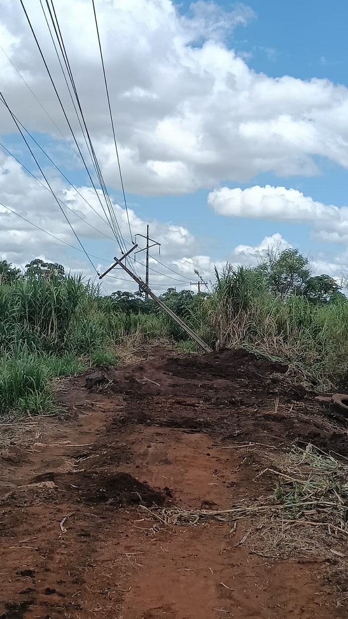 Prefeitura dá suporte para substituição de poste no Parque das Nações II