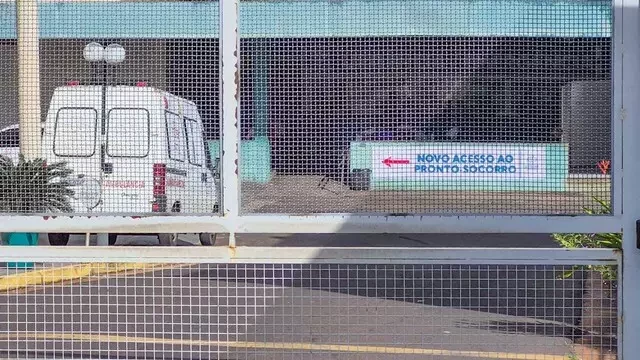 Bebê é internada com 10 costelas quebradas e pais alegam excesso de força em massagem