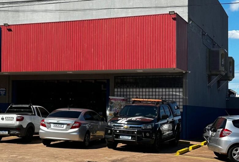 Mais de 2 toneladas de carne estragada são apreendidas em supermercado e homem vai preso