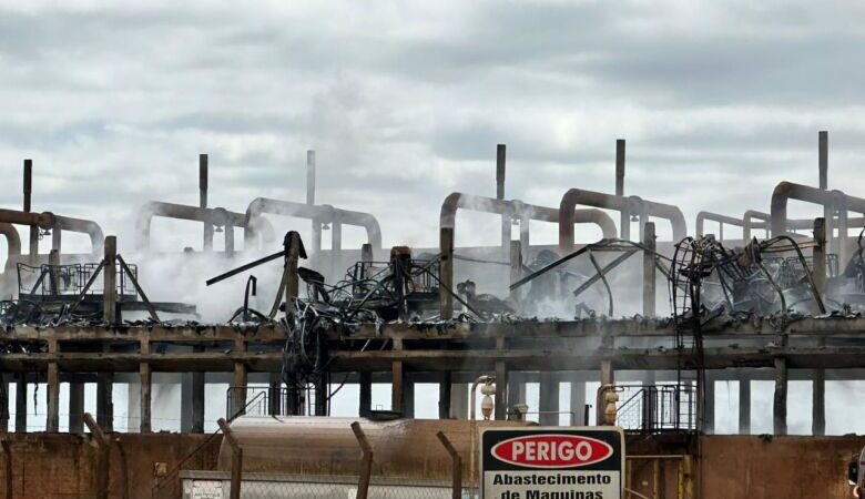 Incêndio de grandes proporções destruiu torres de resfriamento em usina