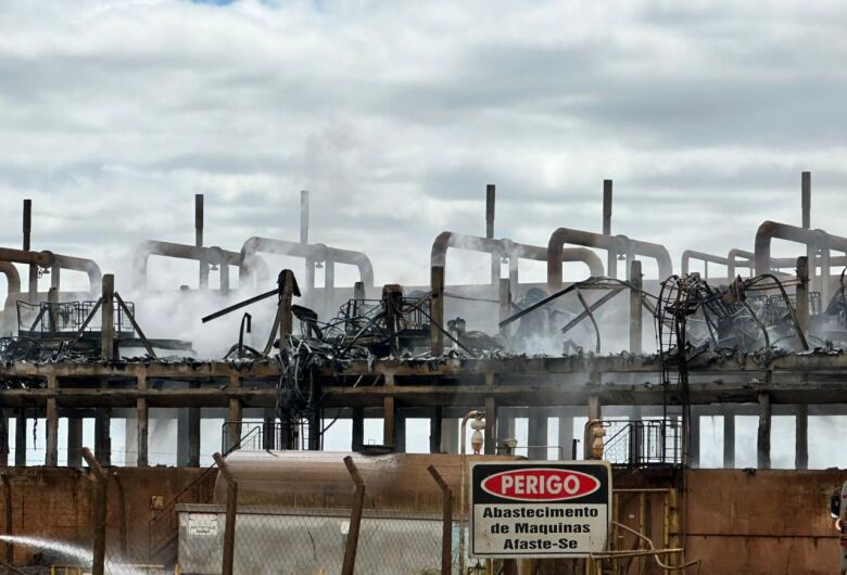 Incêndio de grandes proporções destruiu torres de resfriamento em usina