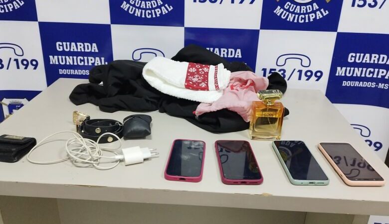 Homem é preso nu após invadir loja e tentar fugir pulando muros no centro