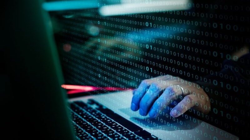 Mulher acusada de extorquir procurador de MS para não divulgar nudes é presa em Pernambuco