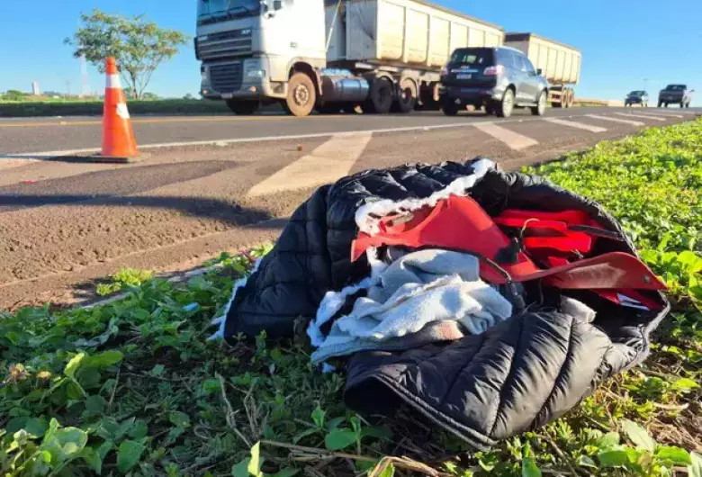 Amigos morrem após bater motocicleta na lateral de caminhão