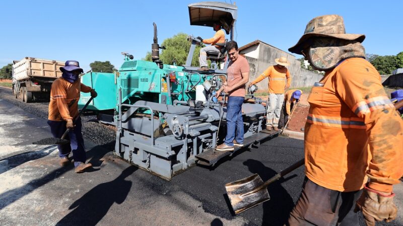 Prefeitura avança com asfalto no Altos do Indaiá após décadas de espera dos moradores