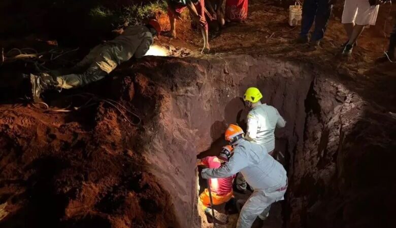 Criança de 2 anos é resgatada após cair em buraco de 4 metros