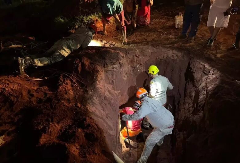 Criança de 2 anos é resgatada após cair em buraco de 4 metros