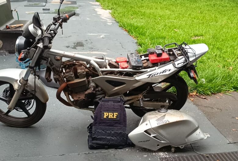 Homem é preso transportando cocaína pura em tanque de motocicleta