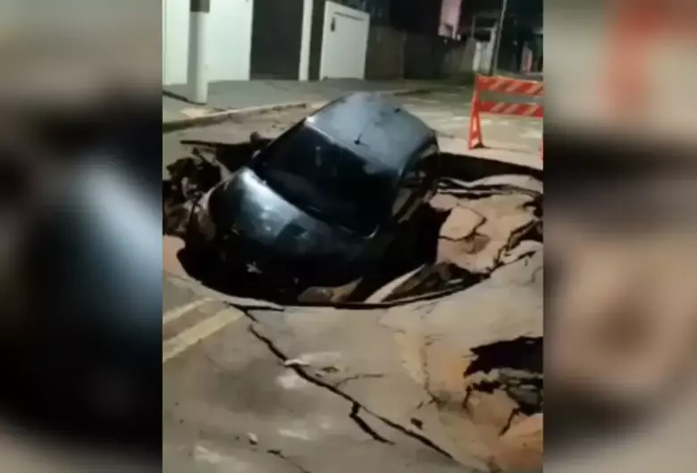 Motorista cai com carro em cratera aberta após tempestade em Coxim