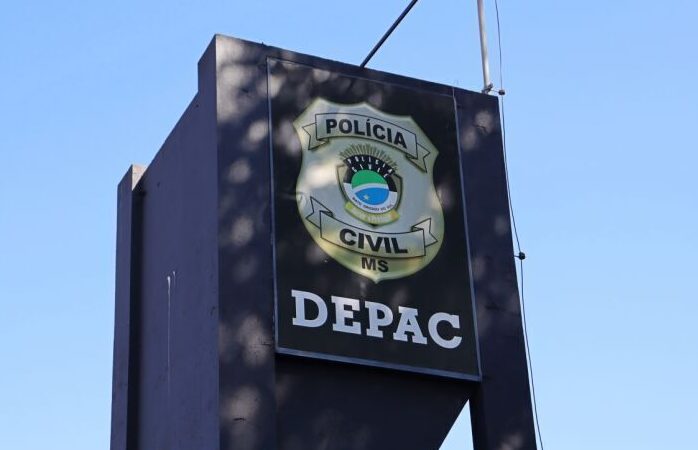 Adolescente é flagrada em sala de aula com droga na mochila e faca