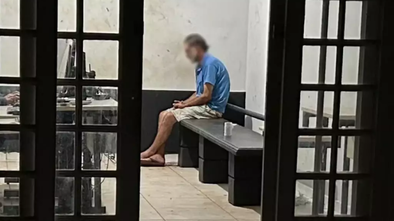 Homem mata mulher com facada no peito e liga para o filho culpando vítima: “sua mãe fez besteira”