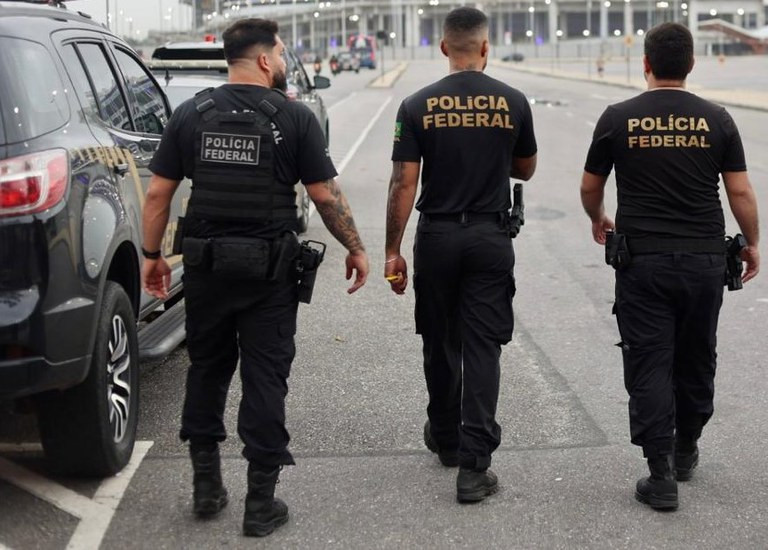 Polícia cumpre mandados em operação contra o tráfico de drogas e armas em Dourados