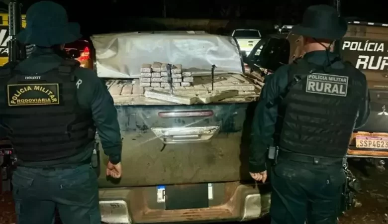 Caminhonete é encontrada capotada com duas toneladas de droga