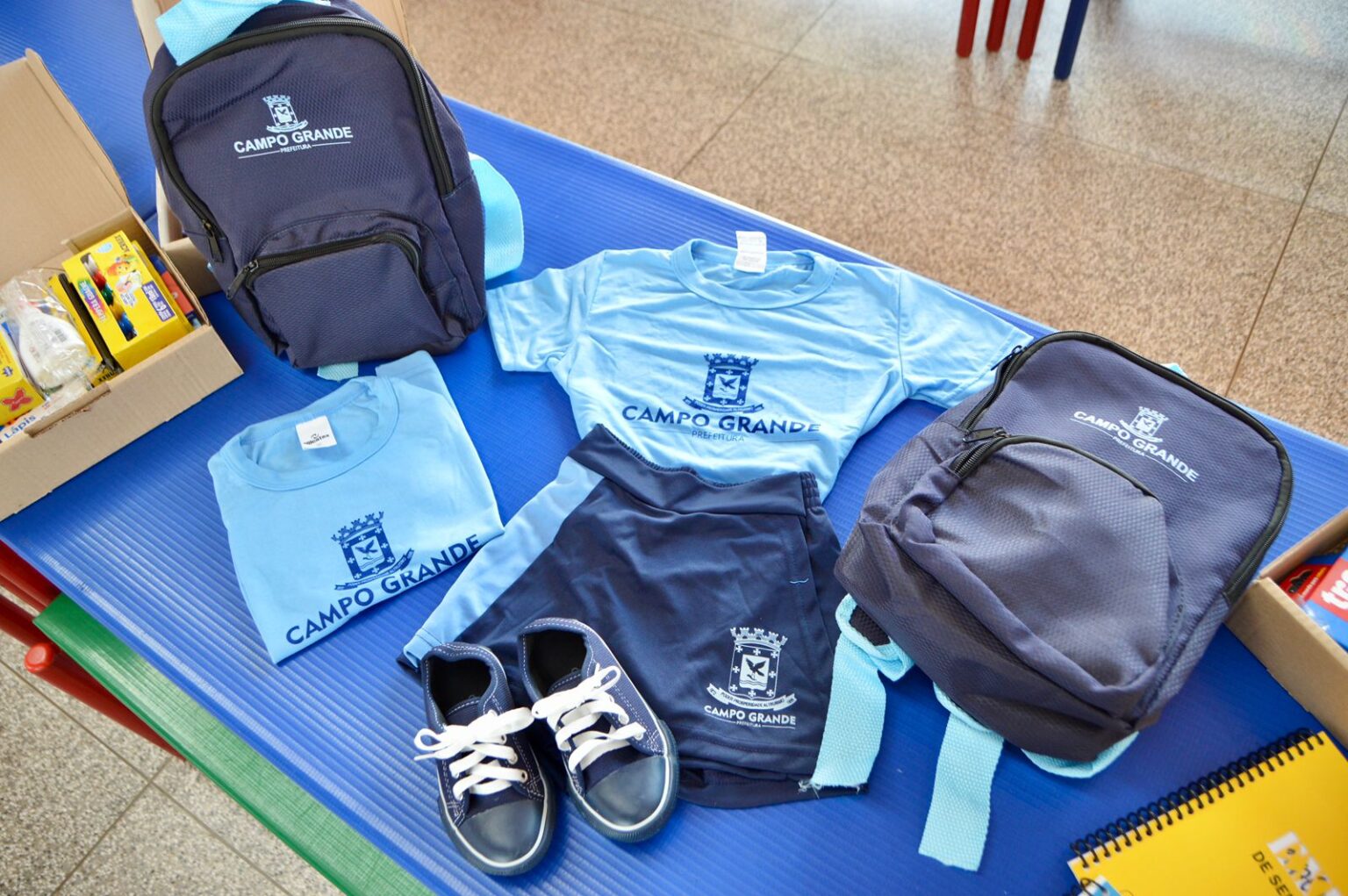 Adriane atrasa compra e 100 mil estudantes começam aulas sem uniformes e kits escolares