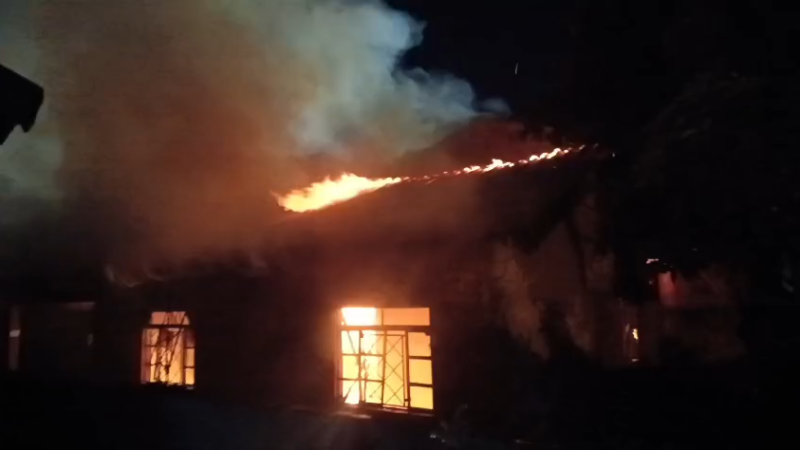 Fogo destrói imóvel no Jardim Pantanal; morador não estava em casa