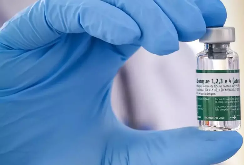 Começa vacinação de 1,2 milhão de profissionais de saúde contra dengue
