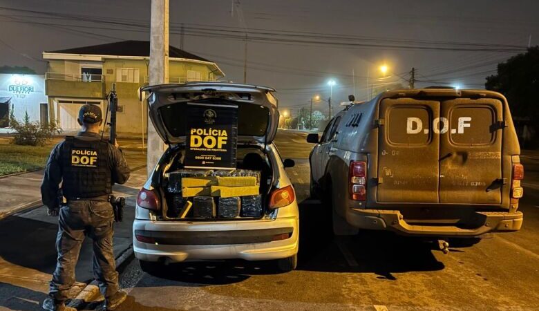 Traficante abandona carro com 300 kg de maconha e foge para plantação de soja