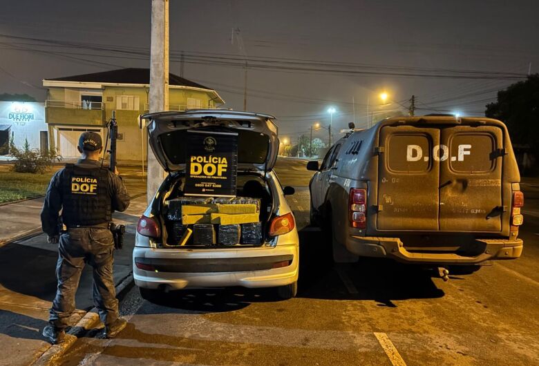 Traficante abandona carro com 300 kg de maconha e foge para plantação de soja