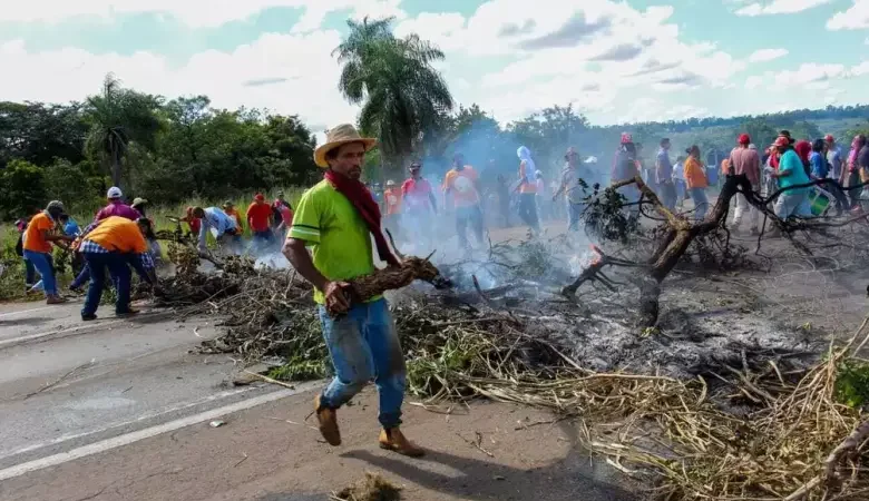 Grupo Sem-Terra desbloqueia BR-163 após quase 6h de protestos