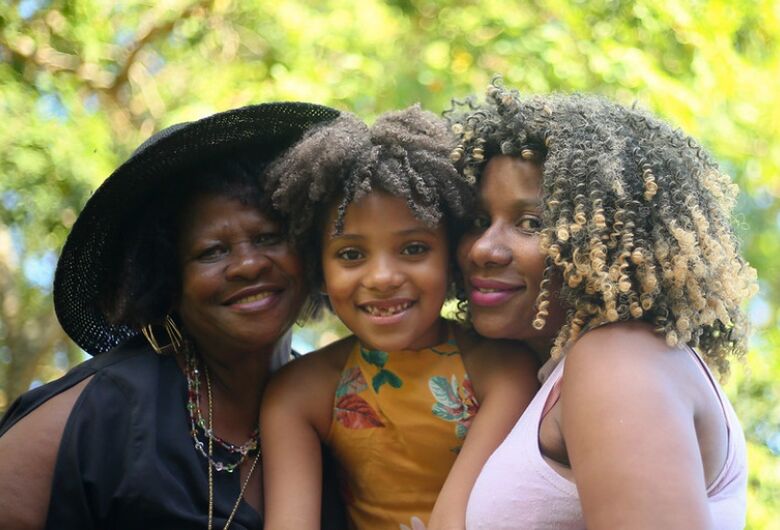 Lares chefiados por mulheres negras atingem menor índice de fome da história