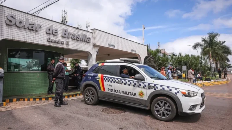 Bolsonaro recebe alta e chega em casa para cumprir prisão domiciliar