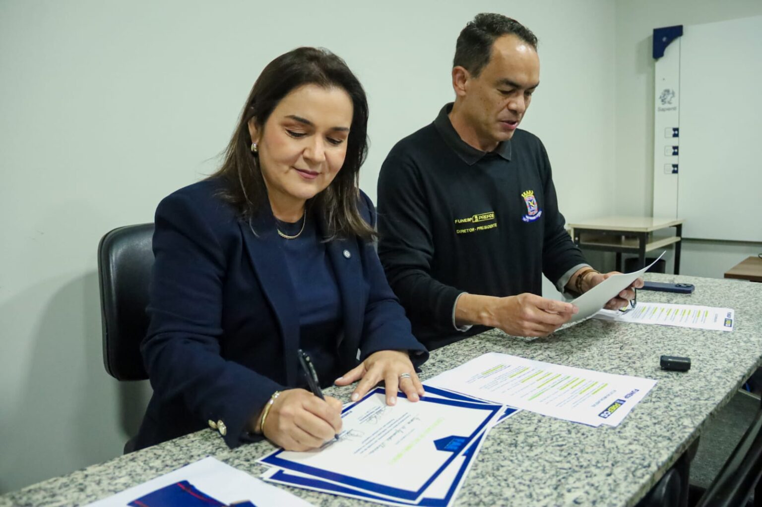 Gestão Adriane emprega esposa e filho de ex-presidente da Funesp com salário de até R$ 6,5 mil