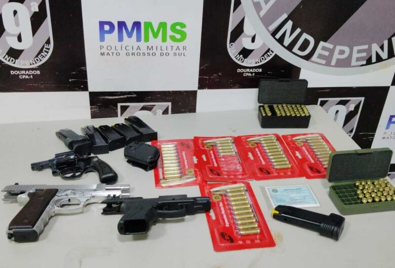 Sargento é preso com armas após agredir esposa em Dourados