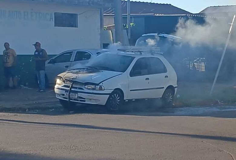 Veículo é destruído por incêndio na região central de Dourados; veja vídeo