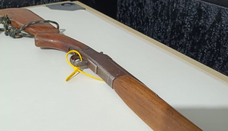 Discussão entre casal termina com jovem baleado e um preso