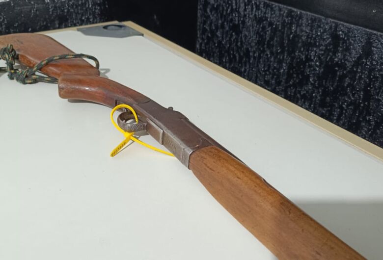 Discussão entre casal termina com jovem baleado e um preso