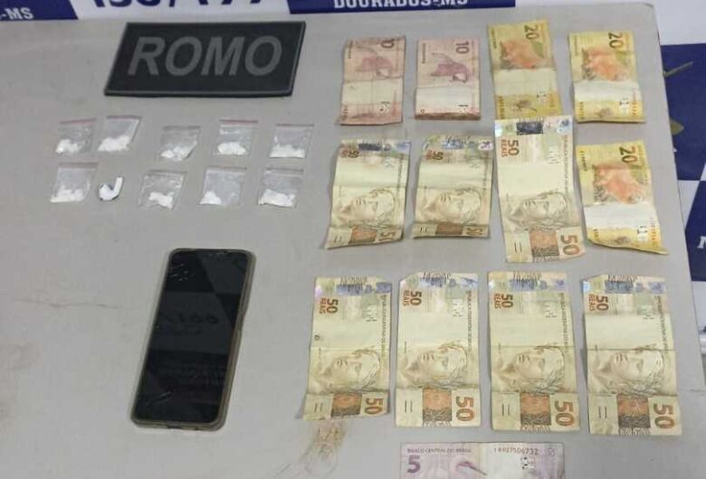 Jovem é preso com cocaína e dinheiro após tentativa de fuga no Jardim Flórida