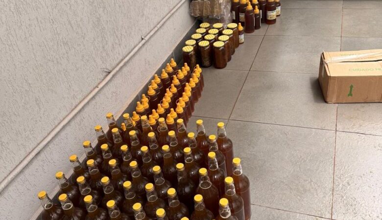Polícia apreende 250kg de mel que eram comercializados em frente a UPA