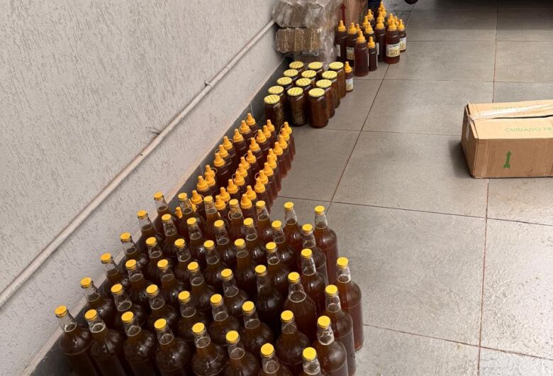 Polícia apreende 250kg de mel que eram comercializados em frente a UPA