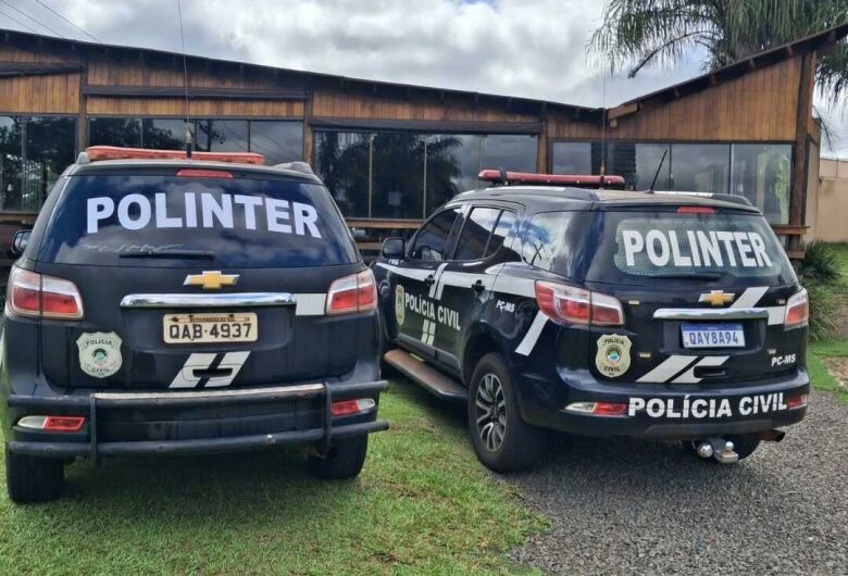 Mulher que decepou orelha de companheiro e jogou no lixo é presa