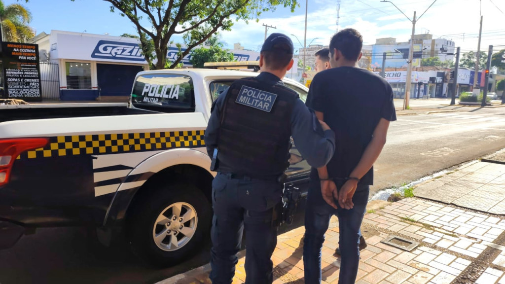 Embriagado, homem dorme ao volante no meio da rua e acaba preso em Dourados