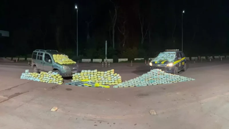 Homem pula de carro em movimento durante fuga e droga é apreendida com comparsas