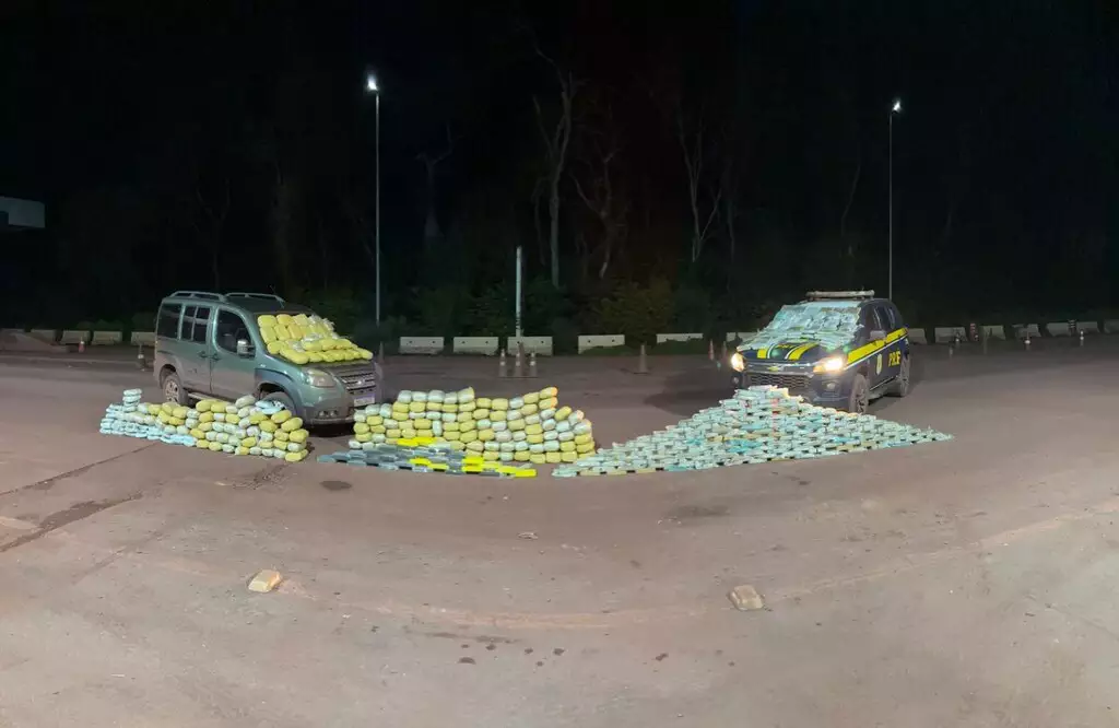 Homem pula de carro em movimento durante fuga e droga é apreendida com comparsas