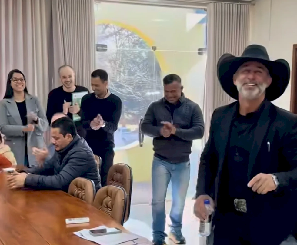 MPE quer multa para prefeito que recebeu e pagou salário irregular a vice e secretários