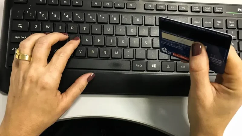 Juros do cartão de crédito pesam mais para famílias em fevereiro