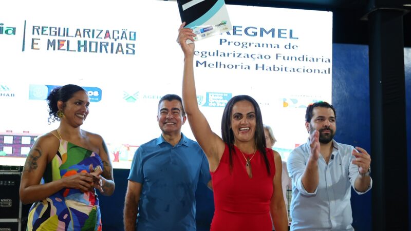 Prefeitura entrega mais 120 títulos e lança reforma inédita de 30 casas para famílias