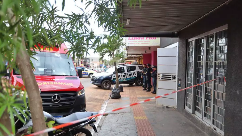 Dono de longa ficha criminal é morto por pistoleiros quando era atendido em barbearia